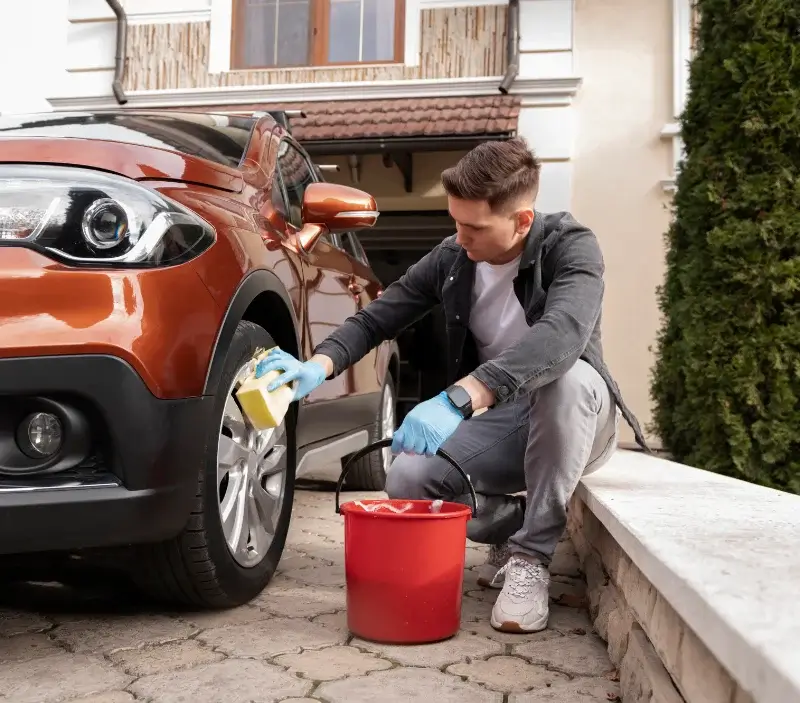 Lavage auto à domicile Saint-Jean-d'Aulps : professionnel intervenant sur un véhicule